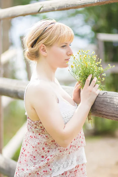 Portret van een jonge vrouw — Stockfoto