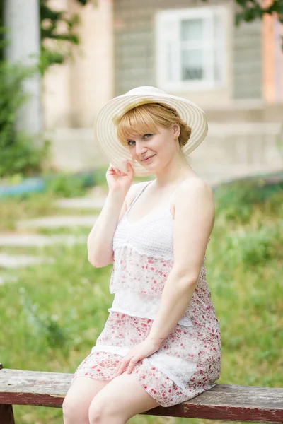 Femme en chapeau — Photo