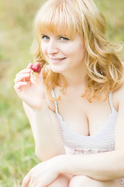 Žena s jahodami — Stock fotografie