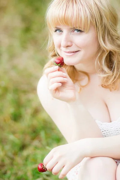 Frau mit Erdbeeren — Stockfoto