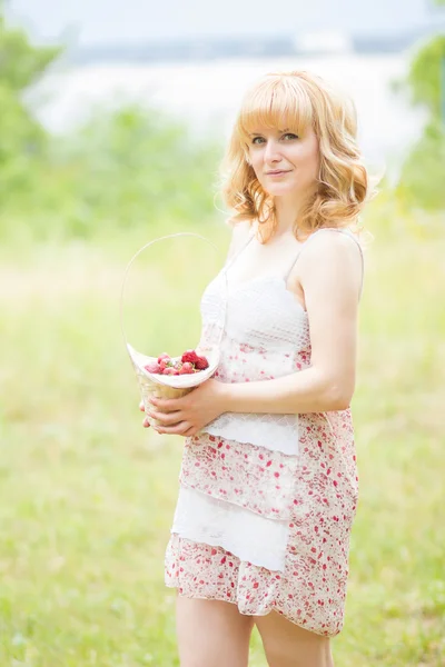 Mujer con fresas — Foto de Stock