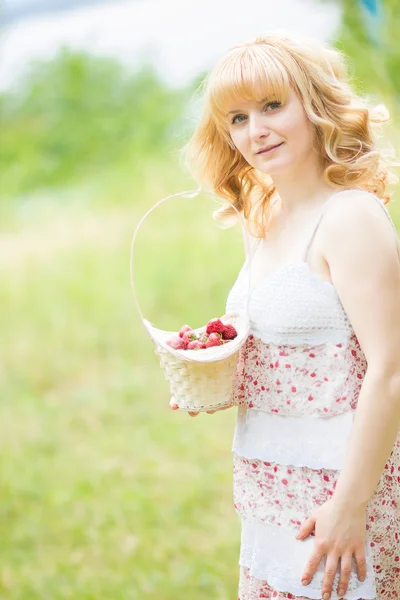 Vrouw met aardbeien — Stockfoto