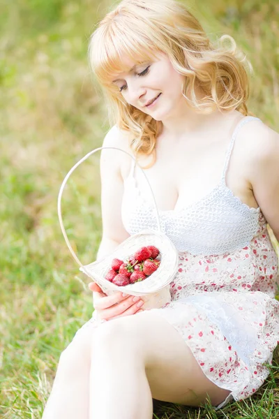 Frau mit Erdbeeren — Stockfoto