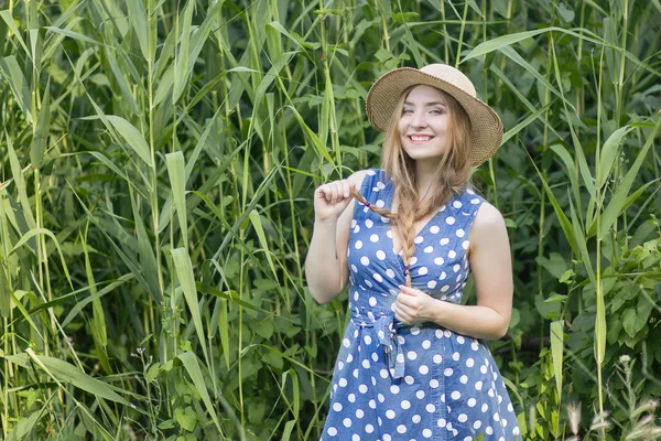 Mulher feliz bonita — Fotografia de Stock