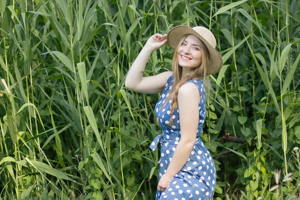 Mulher feliz bonita — Fotografia de Stock