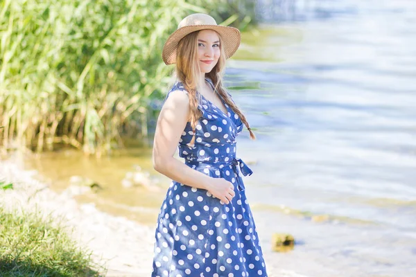 Mulher feliz bonita — Fotografia de Stock