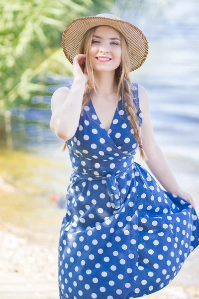 Mulher feliz bonita — Fotografia de Stock