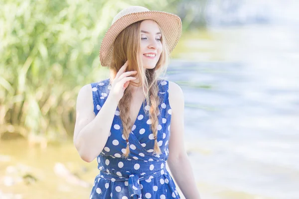 Mooie gelukkige vrouw — Stockfoto