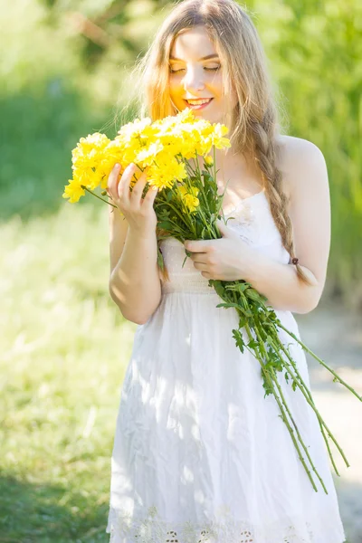 Gros plan portrait de mignon jeune femme — Photo