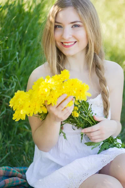 Primer plano retrato de linda joven mujer —  Fotos de Stock