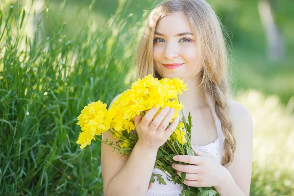 Gros plan portrait de mignon jeune femme — Photo