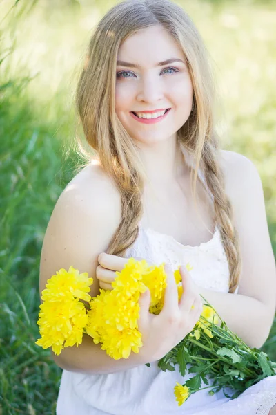 Closeup portret van leuke jonge vrouw — Stockfoto