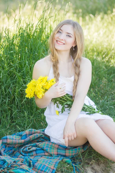 Primo piano ritratto di giovane donna carina — Foto Stock