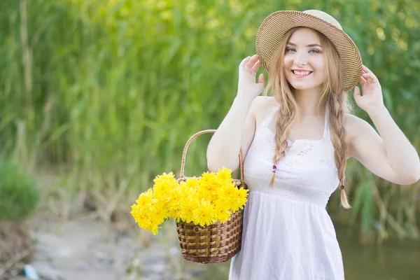 Primer plano retrato de linda joven mujer — Foto de Stock