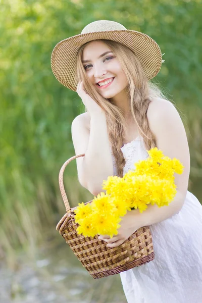 Gros plan portrait de mignon jeune femme — Photo