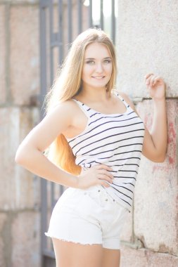 şık sarışın gülümseyerek kameraya