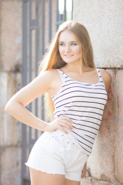 şık sarışın gülümseyerek kameraya