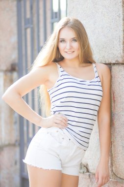 şık sarışın gülümseyerek kameraya