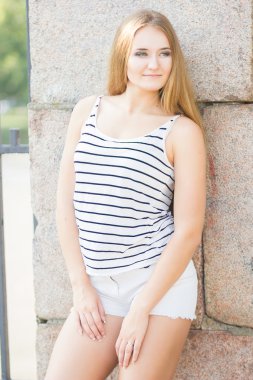 şık sarışın gülümseyerek kameraya