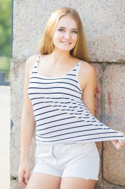 şık sarışın gülümseyerek kameraya