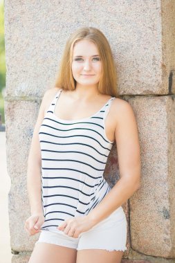 şık sarışın gülümseyerek kameraya