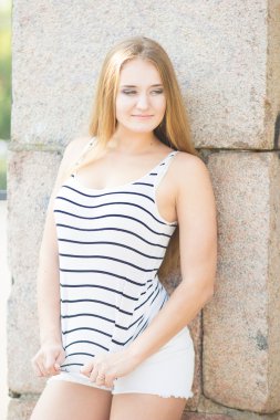 şık sarışın gülümseyerek kameraya