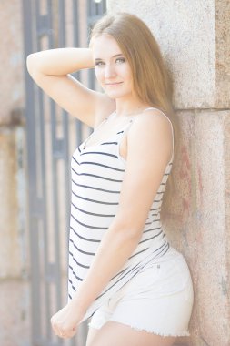 şık sarışın gülümseyerek kameraya