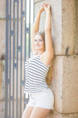 şık sarışın gülümseyerek kameraya