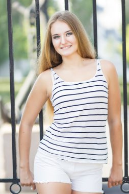 şık sarışın gülümseyerek kameraya