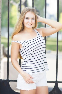 şık sarışın gülümseyerek kameraya