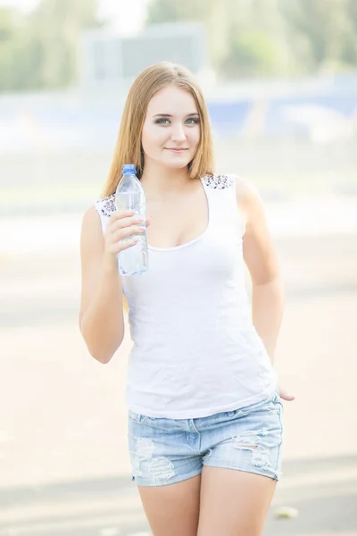 Jeune femme aux cheveux blonds — Photo