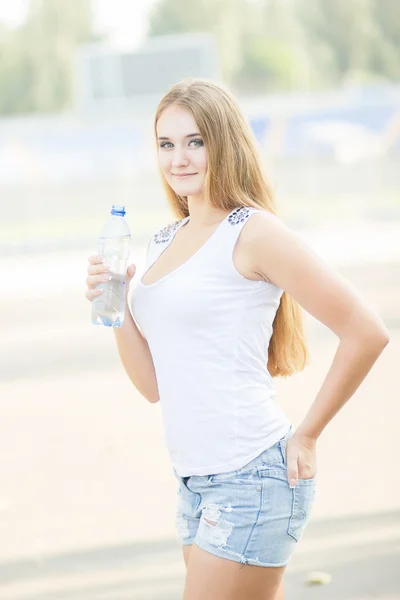 Jeune femme aux cheveux blonds — Photo