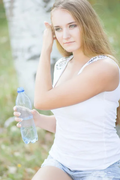 Jeune femme aux cheveux blonds — Photo