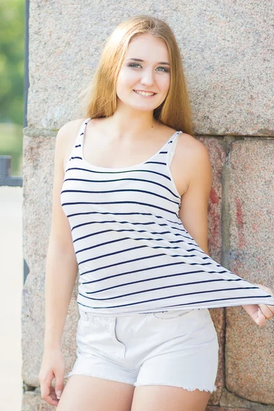 şık sarışın gülümseyerek kameraya