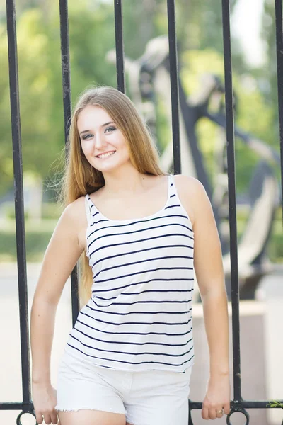 Loira elegante sorrindo para a câmera — Fotografia de Stock