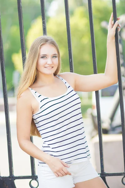 Elegante rubia sonriendo a la cámara — Foto de Stock