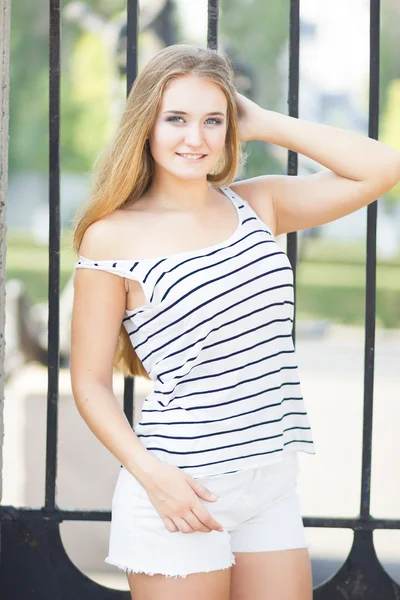 şık sarışın gülümseyerek kameraya