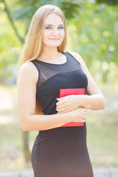 Beautiful woman dress reading book in summer park — Stock Photo, Image