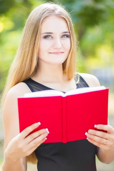 Vacker kvinna klä läsa bok i sommar park — Stockfoto