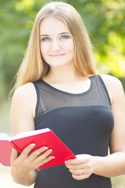 Schöne Frau Kleid Buch lesen im Sommer Park — Stockfoto