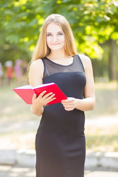 Bela mulher vestido livro de leitura no parque de verão — Fotografia de Stock
