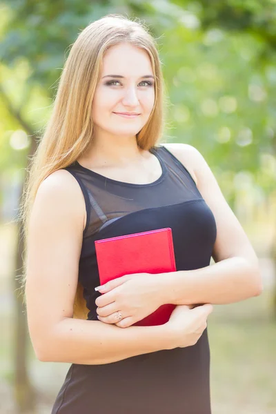 Beautiful woman dress reading book in summer park — Stock Photo, Image