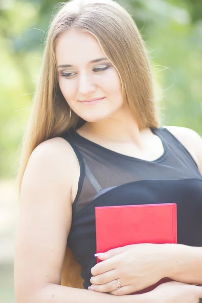 Mooie vrouw jurk leesboek in zomer park — Stockfoto