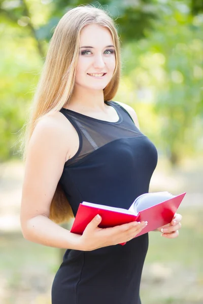 Vacker kvinna klä läsa bok i sommar park — Stockfoto