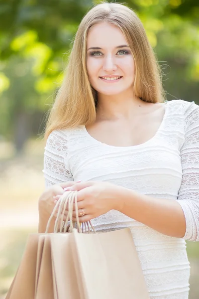 Shopper donna a piedi e shopping — Foto Stock