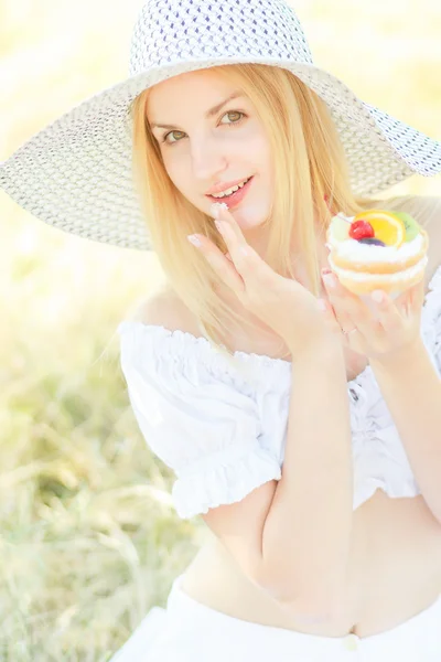 Junge hübsche blonde Mode-Mädchen — Stockfoto