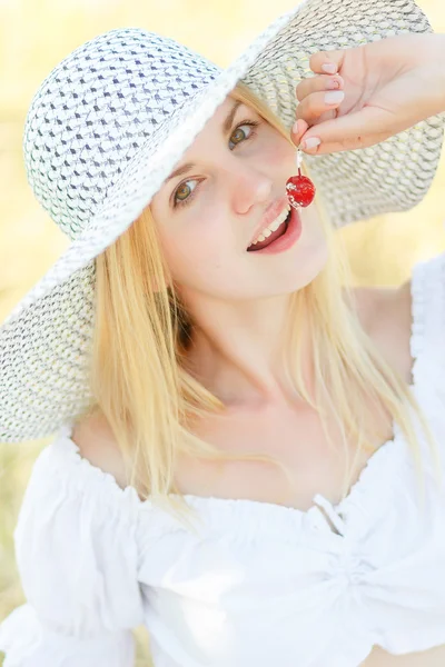 Young pretty blonde fashion girl — Stock Photo, Image