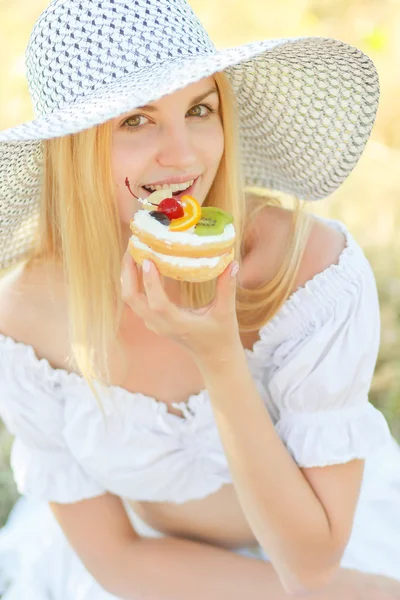 Young pretty blonde fashion girl — Stock Photo, Image