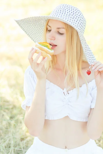 Menina de moda loira bonita jovem — Fotografia de Stock