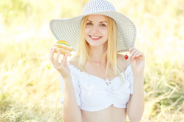 Young pretty blonde fashion girl — Stock Photo, Image